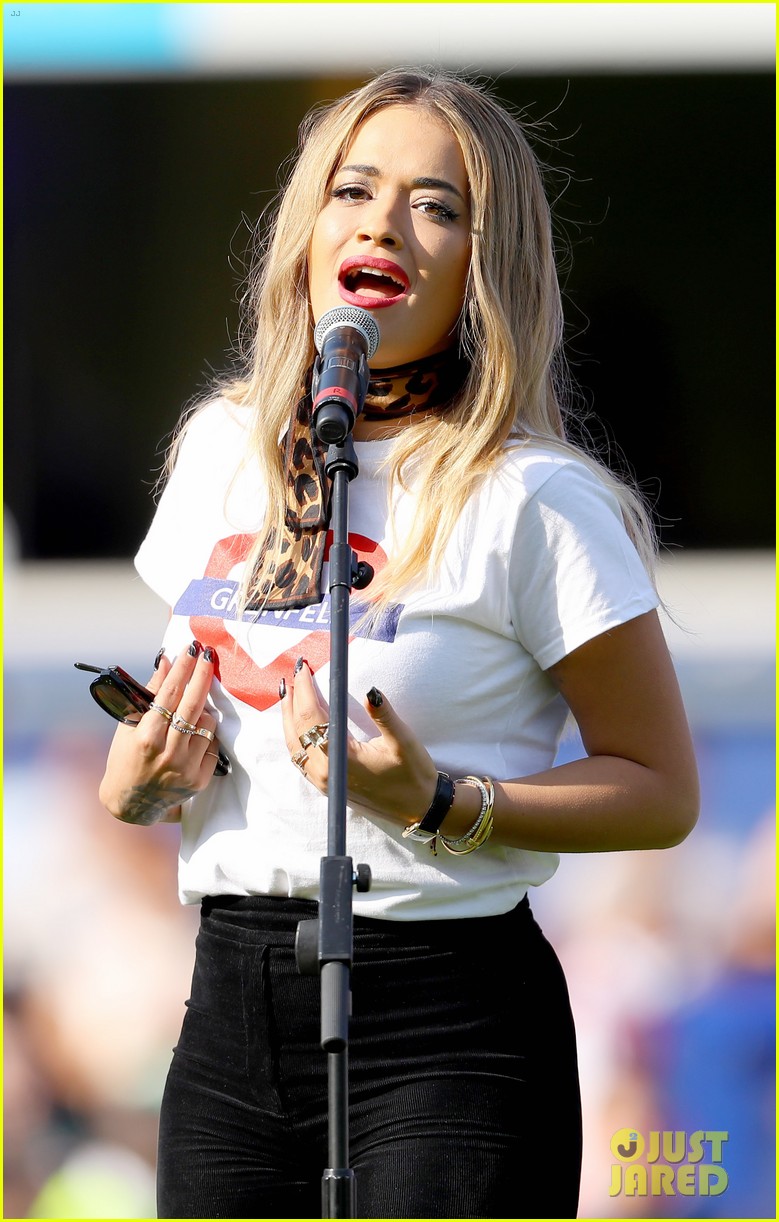 rita ora performs with marcus mumford at soccer game in london 04