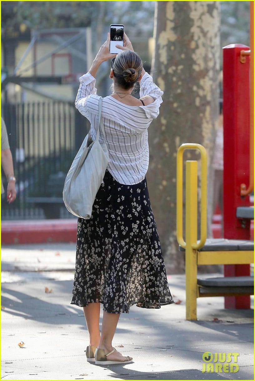 Sarah Jessica Parker Records New York City Morning: 'It's So Pretty': Photo  3964425 | Sarah Jessica Parker Photos | Just Jared: Entertainment News, image size:817x1222