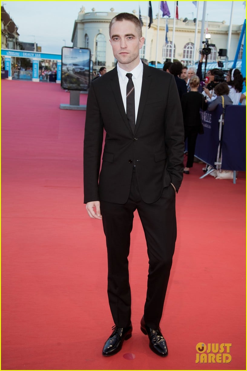 robert pattinson accepts special honor at deauville film fest 053949611