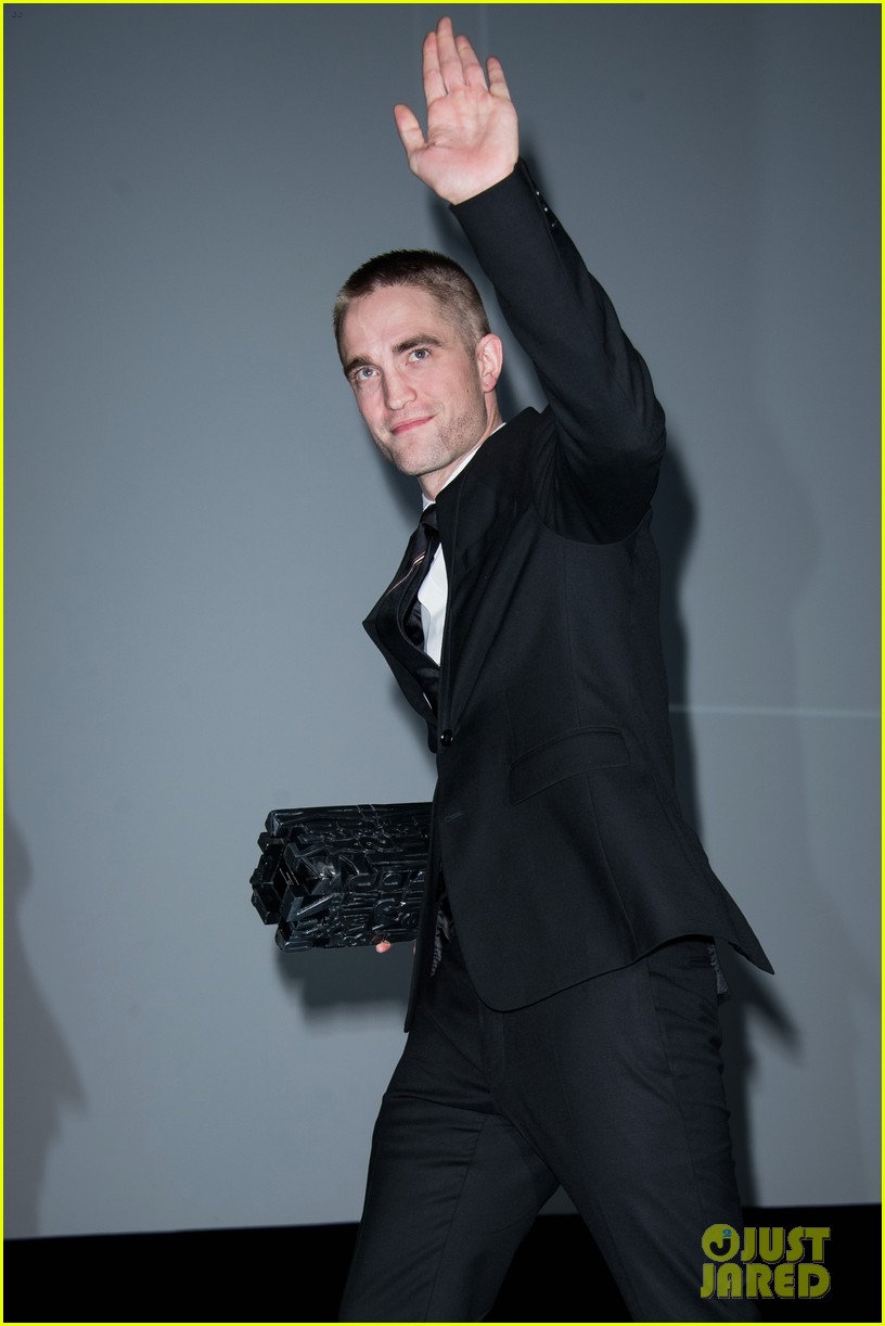 robert pattinson accepts special honor at deauville film fest 183949624