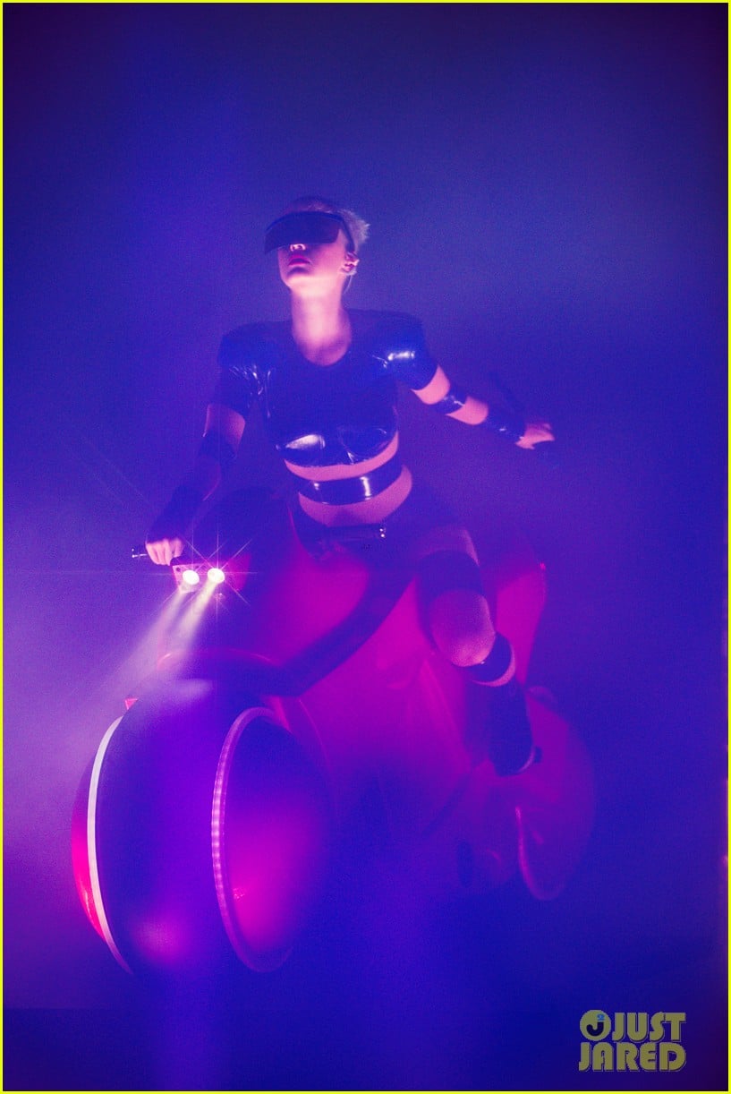 Katy Perry Launches 'Witness Tour' See Set List & Photos! Photo(01)