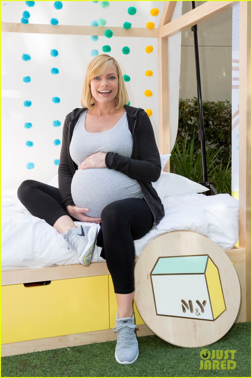 jaime pressly baby bump pregnant with twins 013963724