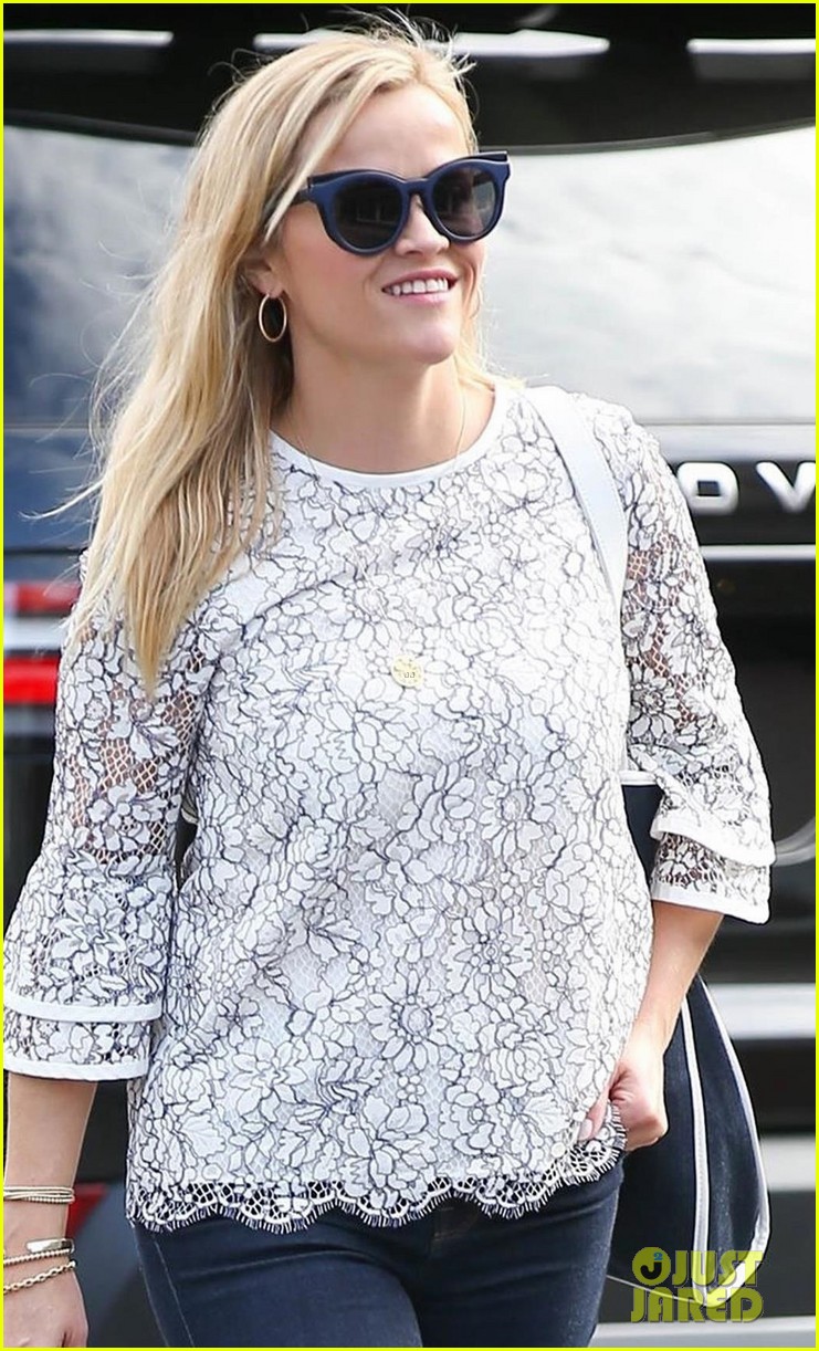 reese wiherspoon gets some shopping in ahead of the emmys 02