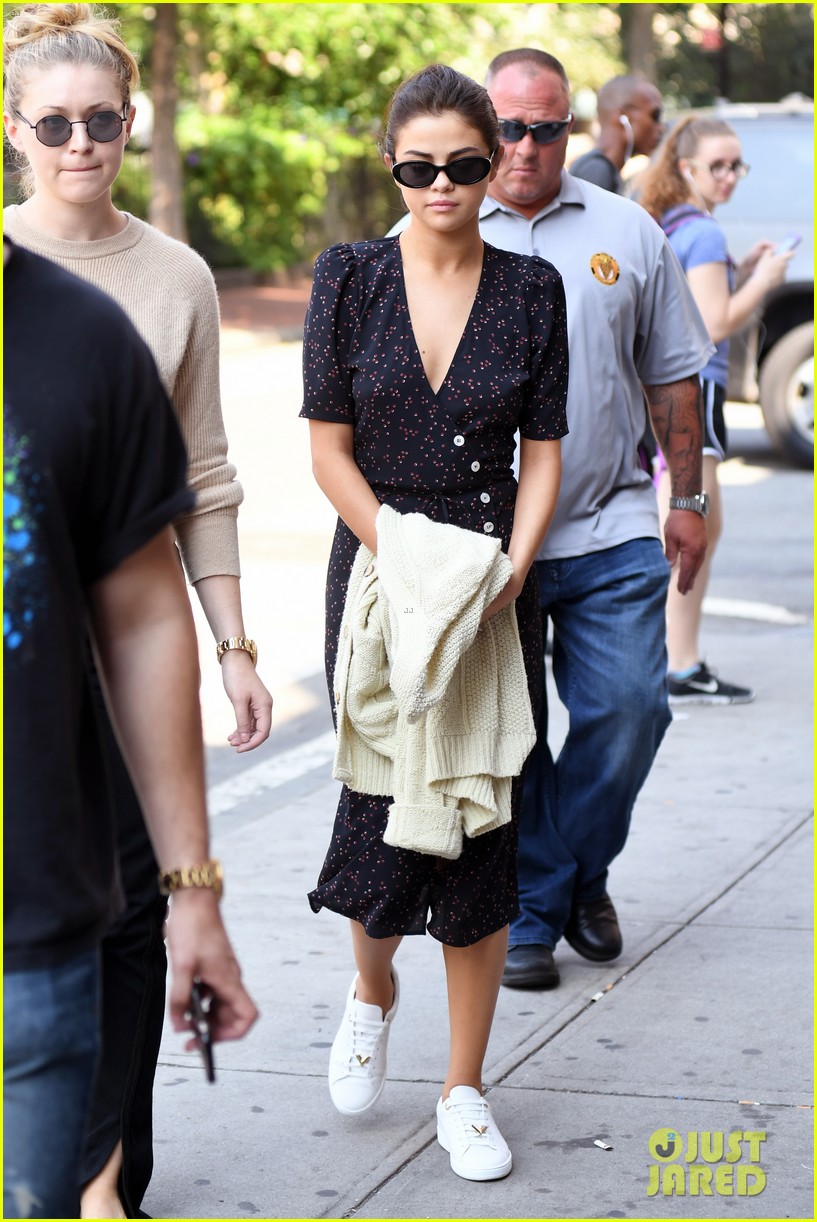 selena gomez out in new york city solo 013950564