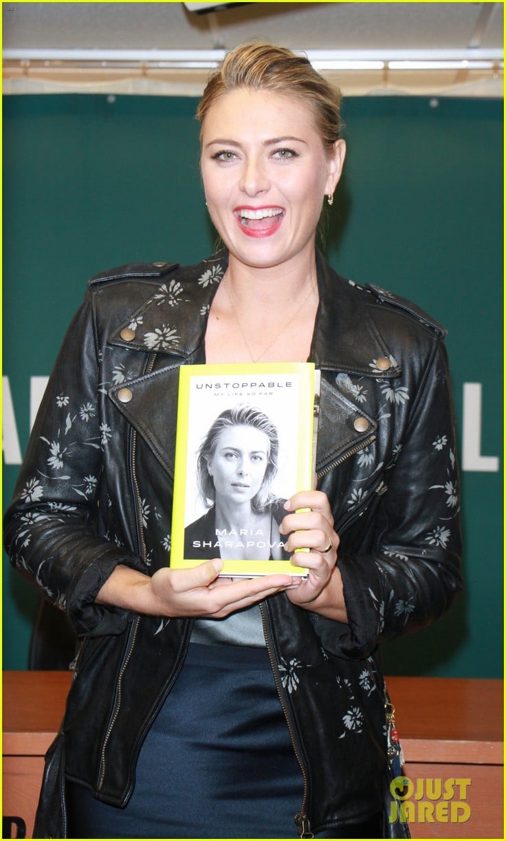 maria sharapova signs copies of her authobiography in nyc 013956204