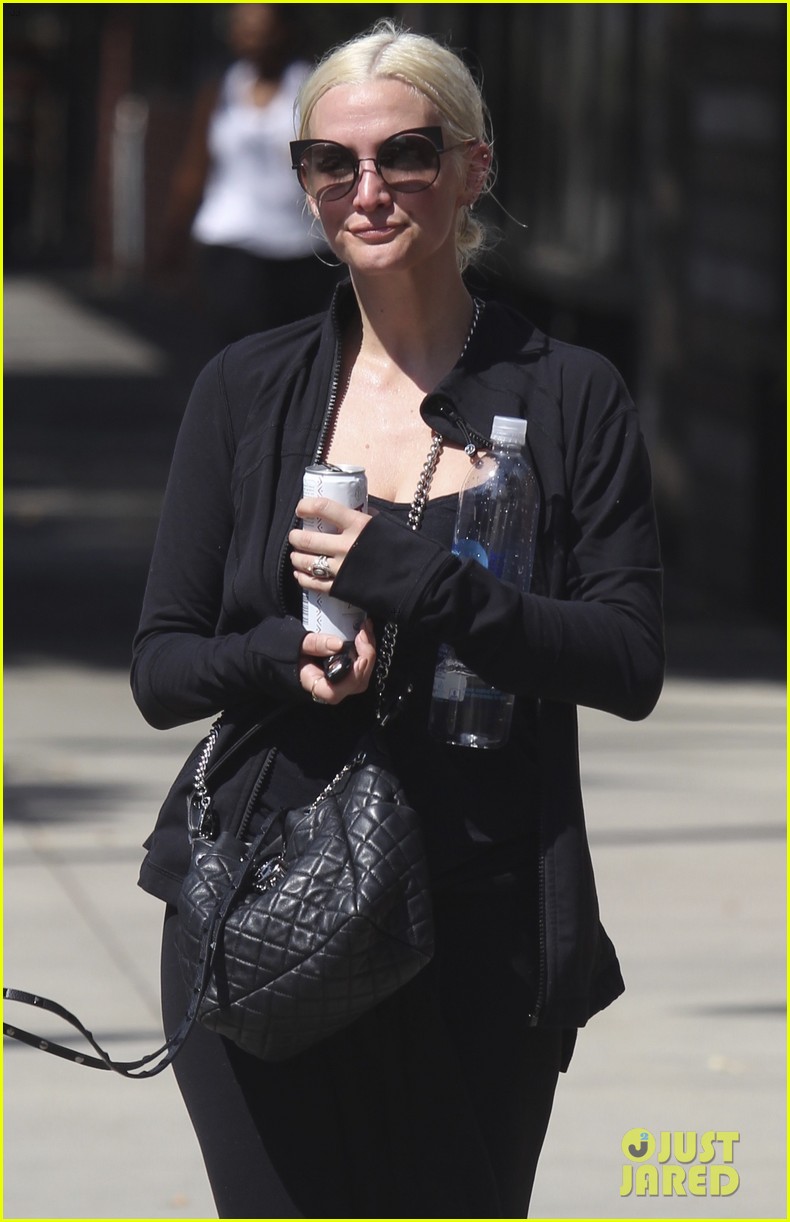 ashlee simpson starts off her day at the gym 02