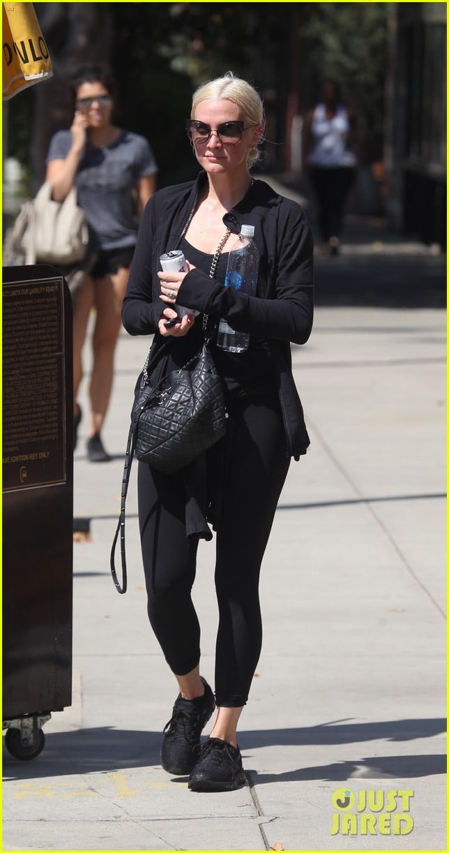ashlee simpson starts off her day at the gym 043951623