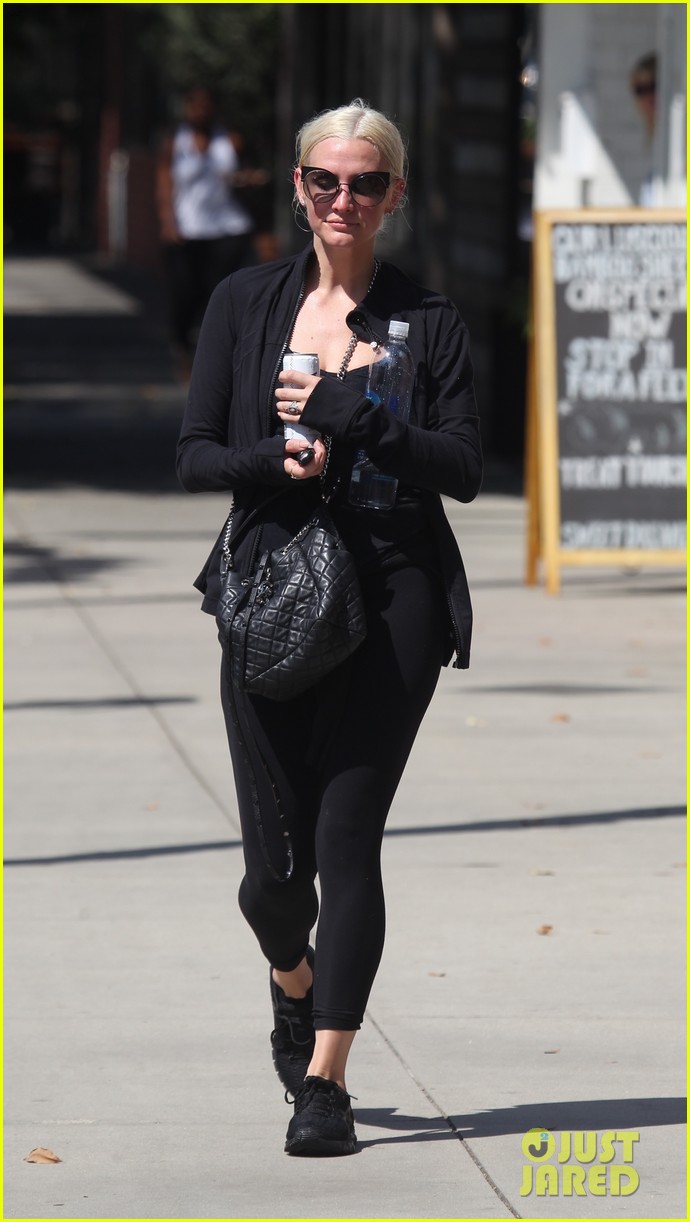 ashlee simpson starts off her day at the gym 053951624