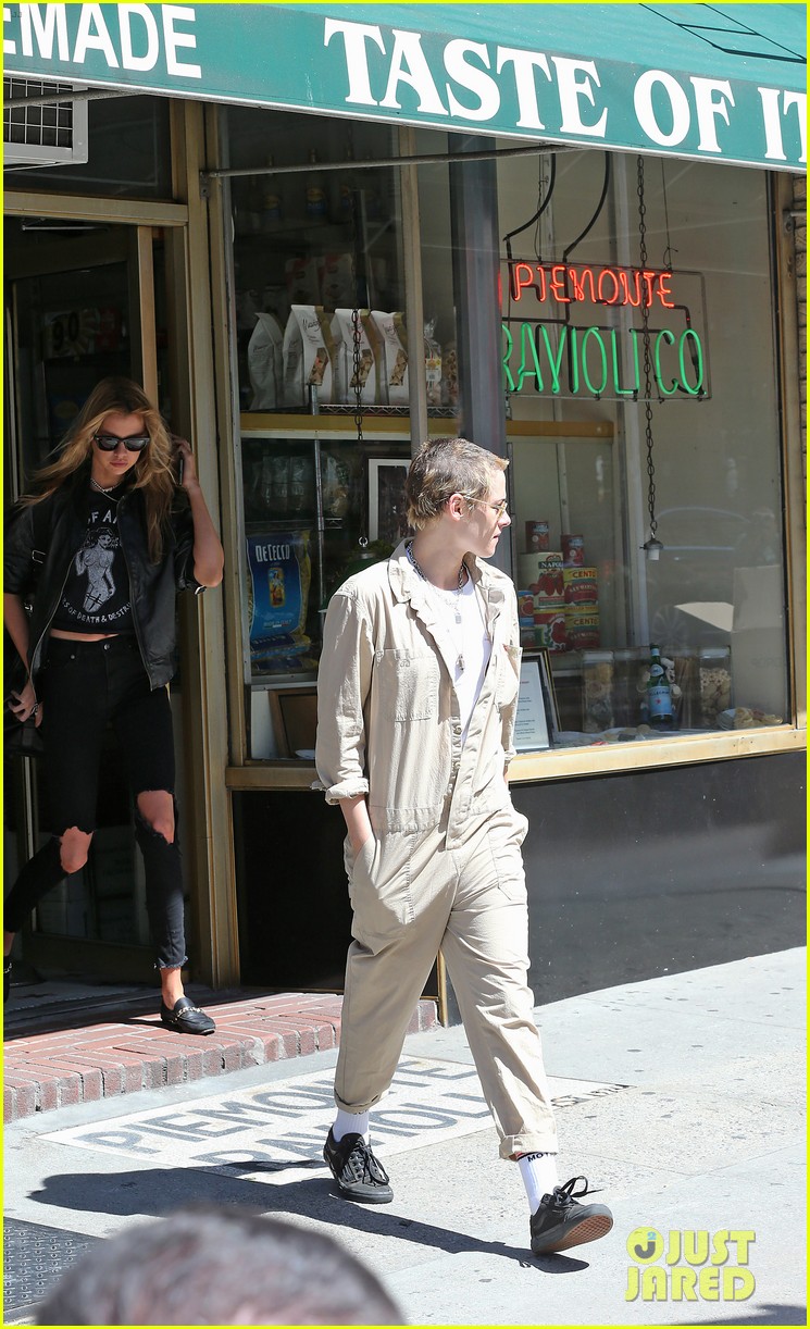 kristen stewart and stella maxwell couple up for lunch date 10