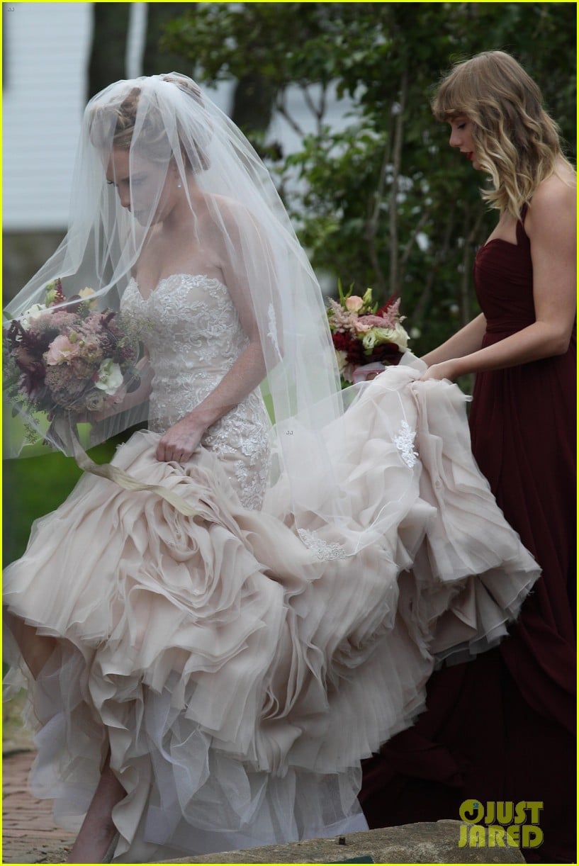 taylor swift serves as bridesmaid at bff abigails wedding 023949581