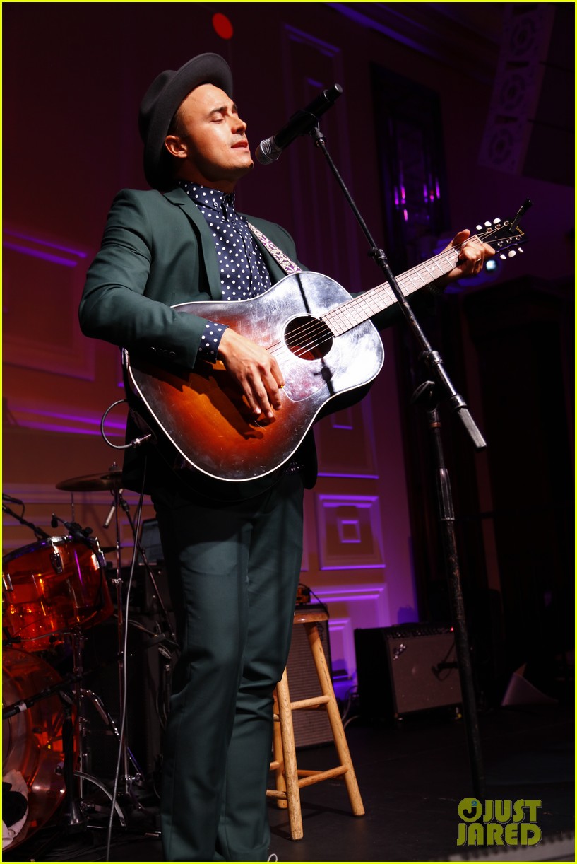 robin thicke performs at the face forward gala 133963873