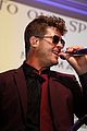 robin thicke performs at the face forward gala 04