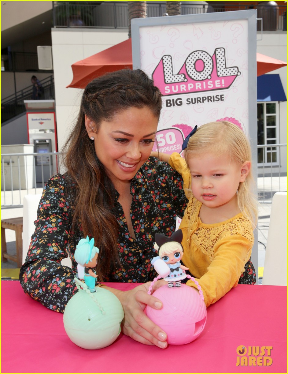 vanessa lachey daughter brooklyn girls night out 043966316