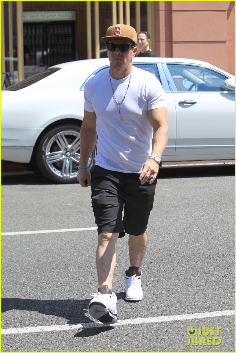 mark wahlberg looks buff in a white t shirt 01