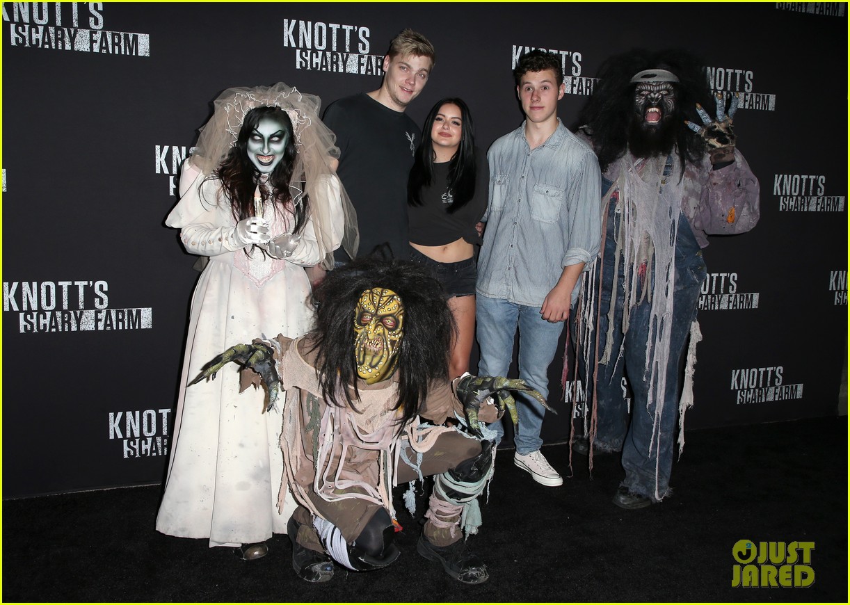 ariel winter and levi meaden get photobombed by nolan gould at knotts scary farm 133966413