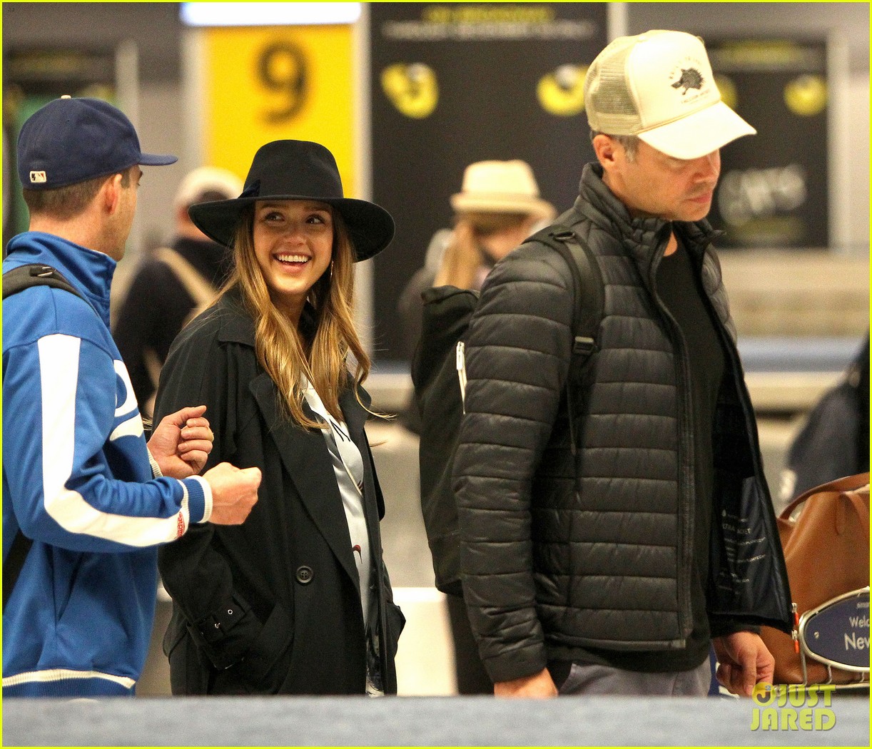 pregnant jessica alba and cash warren touch down in nyc 013976846