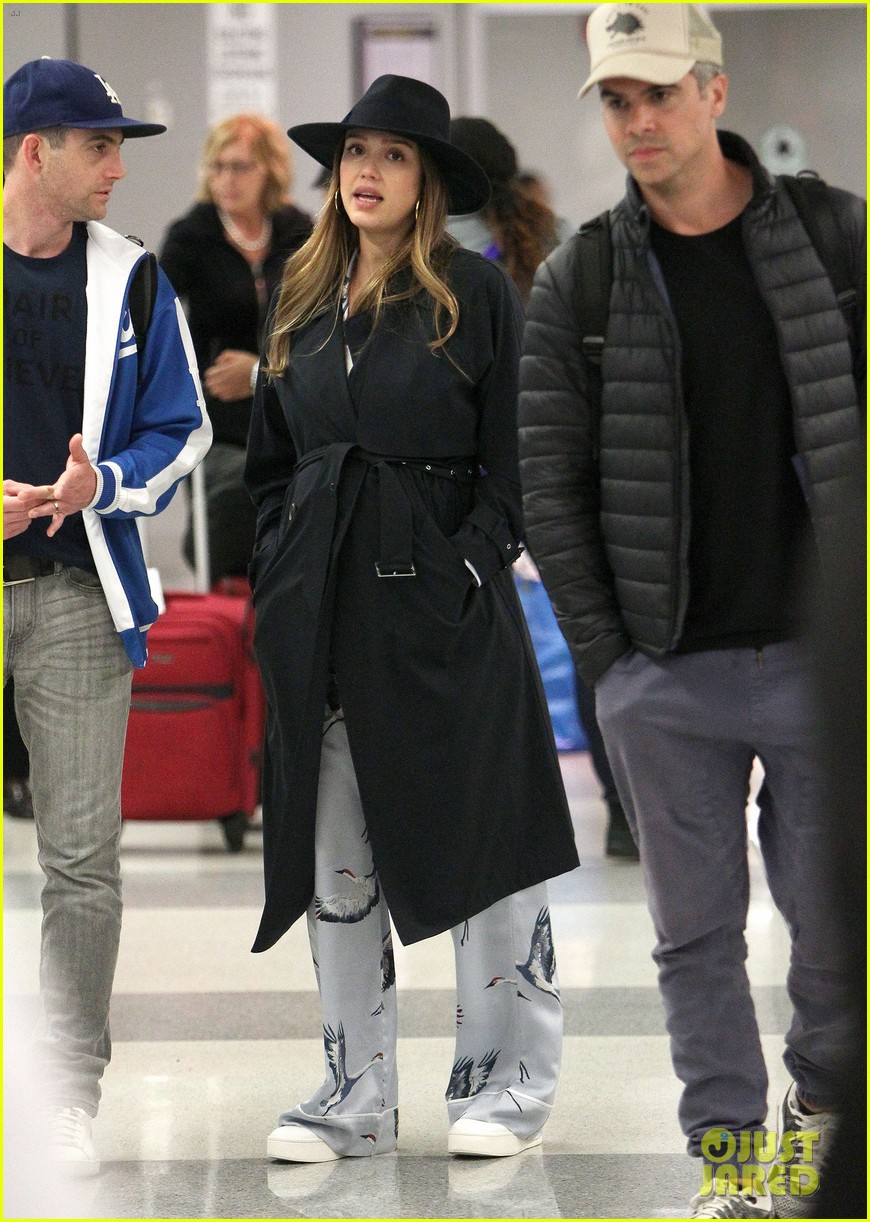 pregnant jessica alba and cash warren touch down in nyc 06