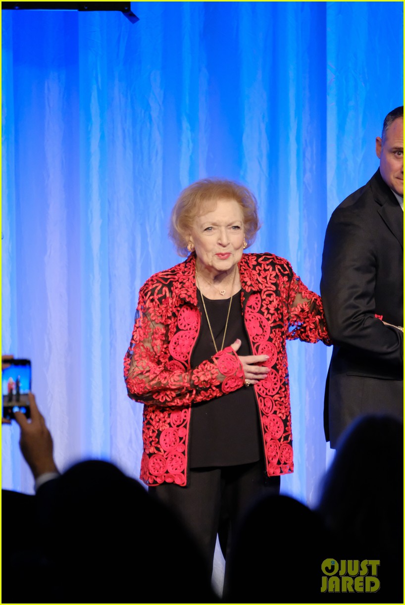 betty white honored for being a trailblazer in television 023972338