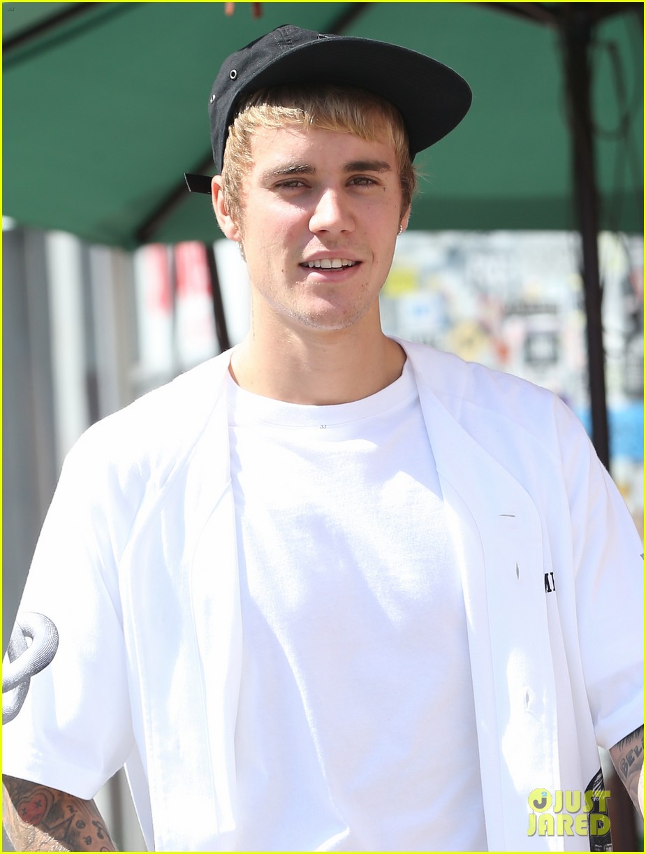 justin bieber walks by wings wall portrait at perfect time 04
