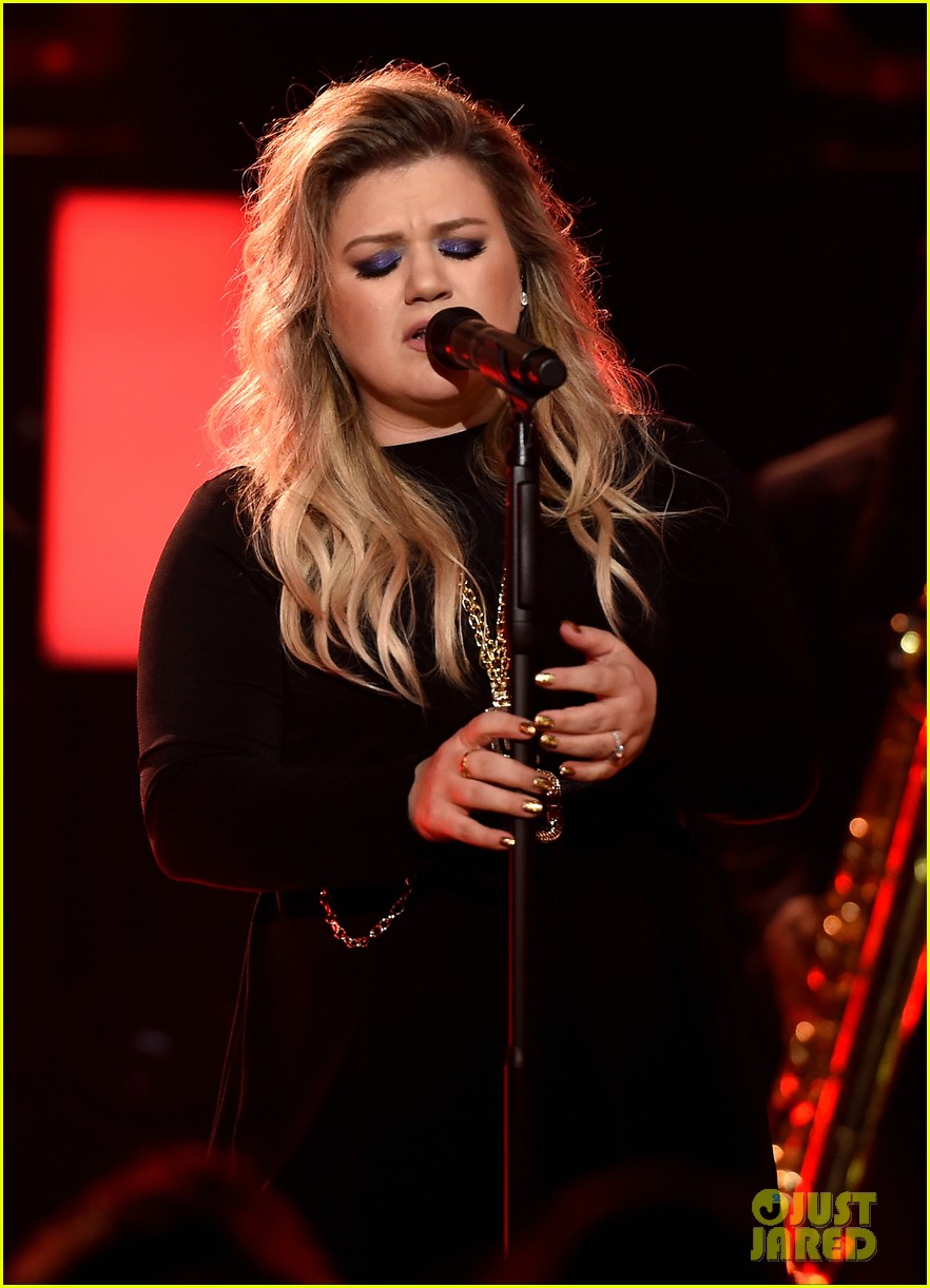 kelly clarkson performs at her album release party 06