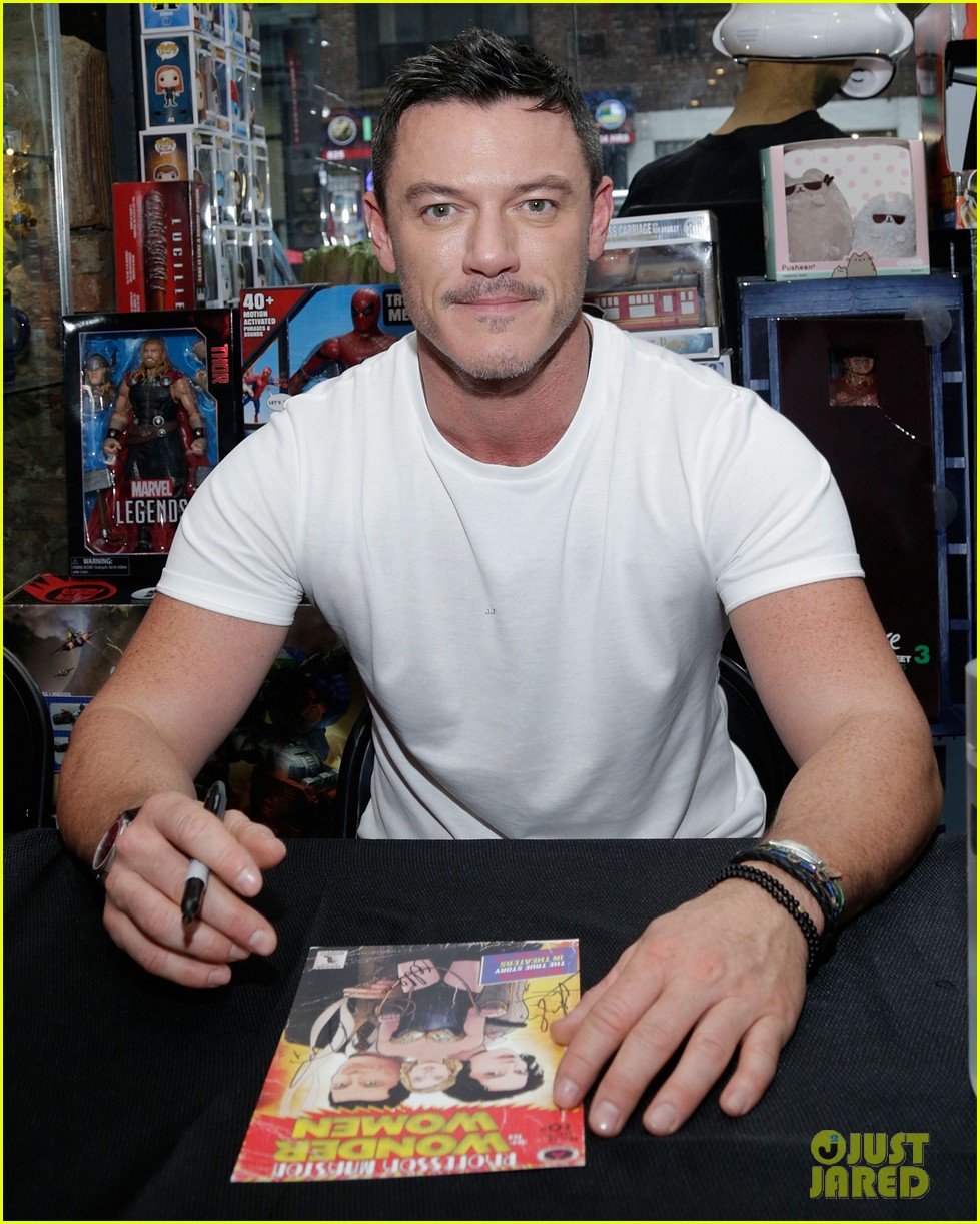 luke evans has perfected the tight t shirt look this week 043970761