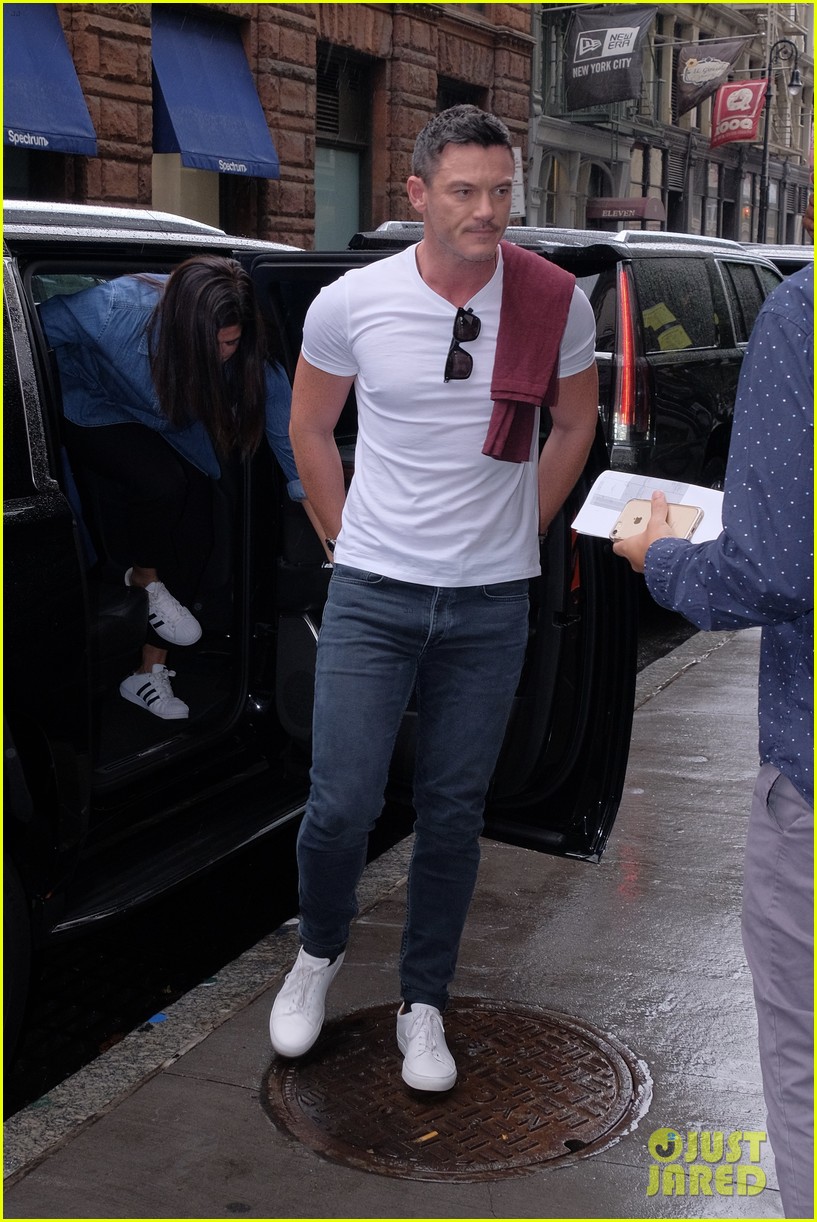 luke evans has perfected the tight t shirt look this week 153970772