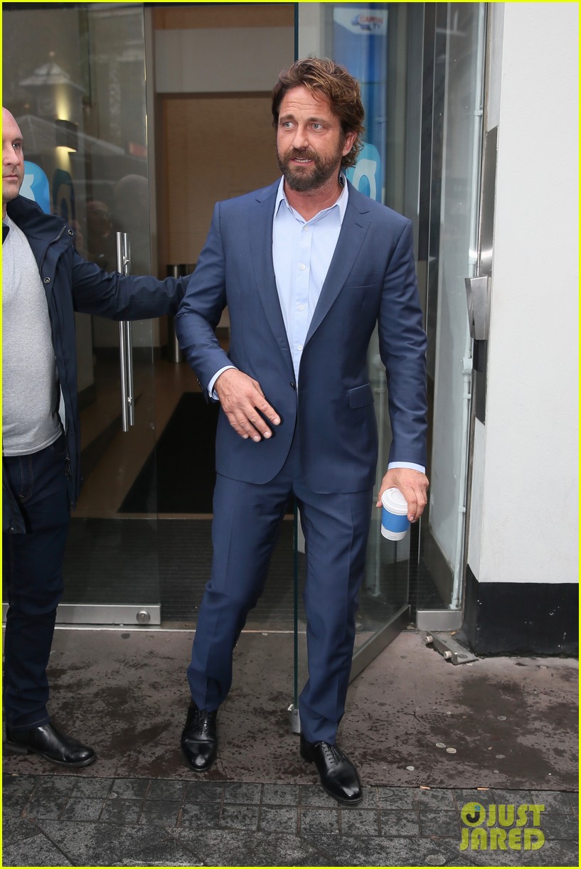 Gerard Butler Was Hospitalized for Injecting Too Much Bee Venom Photo