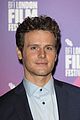 jonathan groff attends the premiere of his new show mindhunter 02
