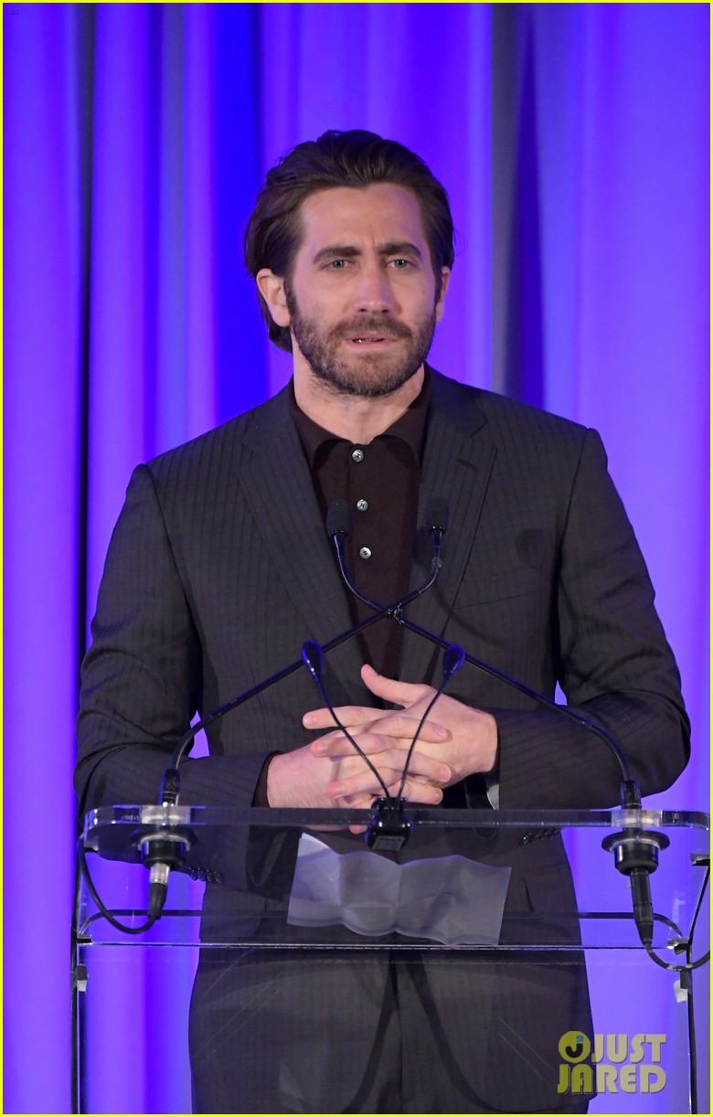 Jake Gyllenhaal Suits Up for Headstrong Gala 2017! Photo 3973654