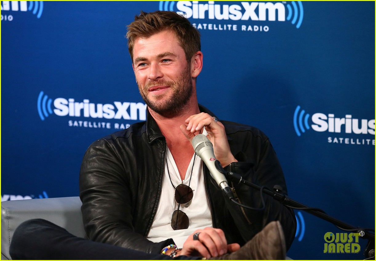 chris hemsworth doesnt mind being exploited in shirtless scenes 043979967