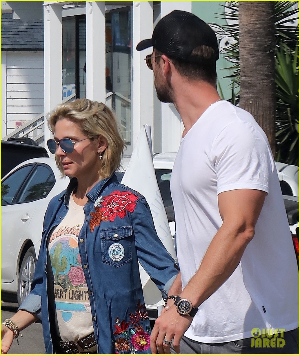 chris hemsworth wife elsa pataky hold hands on monday shopping trip 023967186