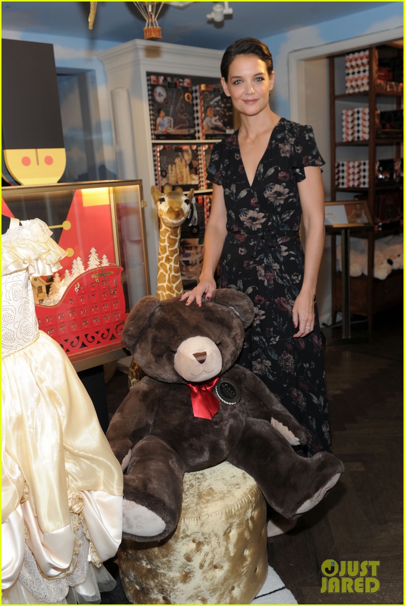 katie holmes attends launch of fao schwartz holiday toy collection 04