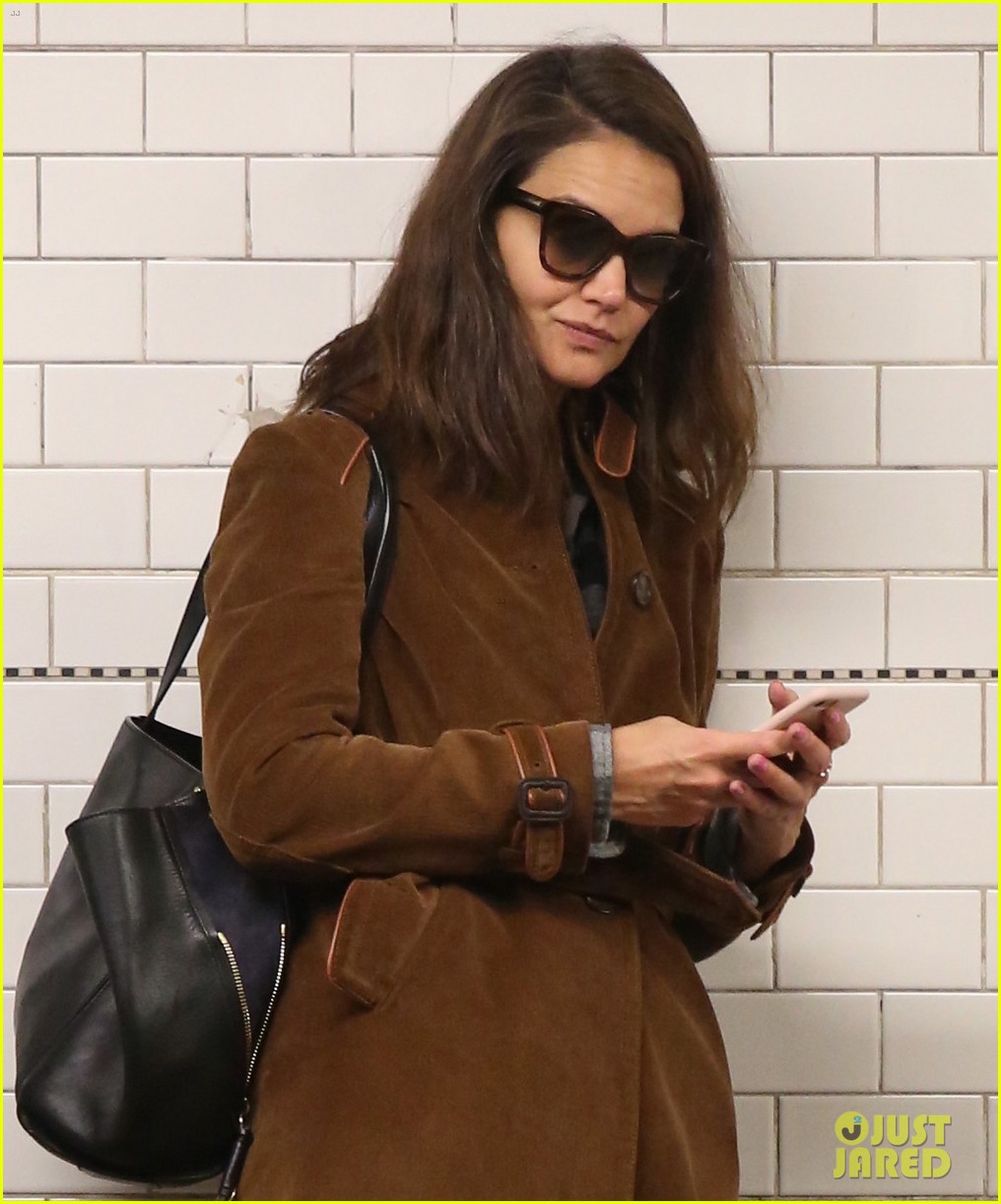 katie holmes rides the subway just like the rest of us 04
