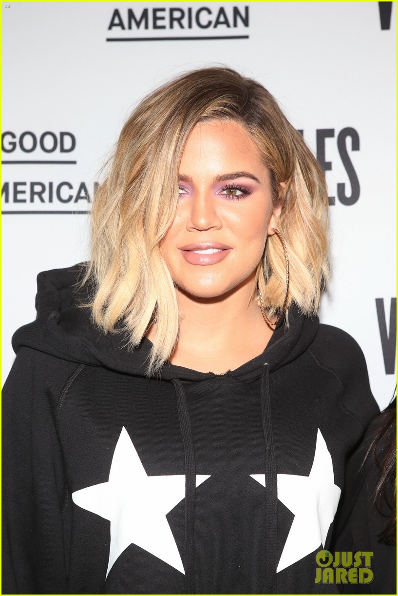 Pregnant Khloe Kardashian Covers Up Her Baby Bump at Good American(01)