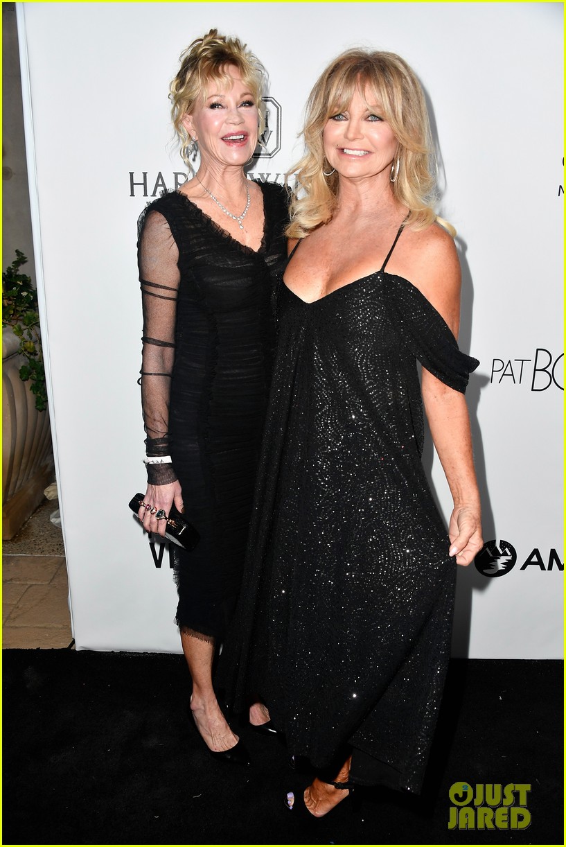 Kate Hudson Has a Girls Night With Her 'Moms' at amfAR Gala! Photo