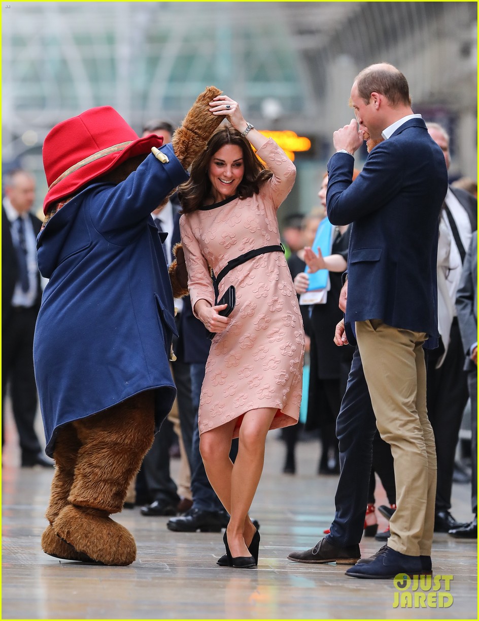 Kate Middleton Displays Tiny Baby Bump Dancing with Paddington Bear(00)