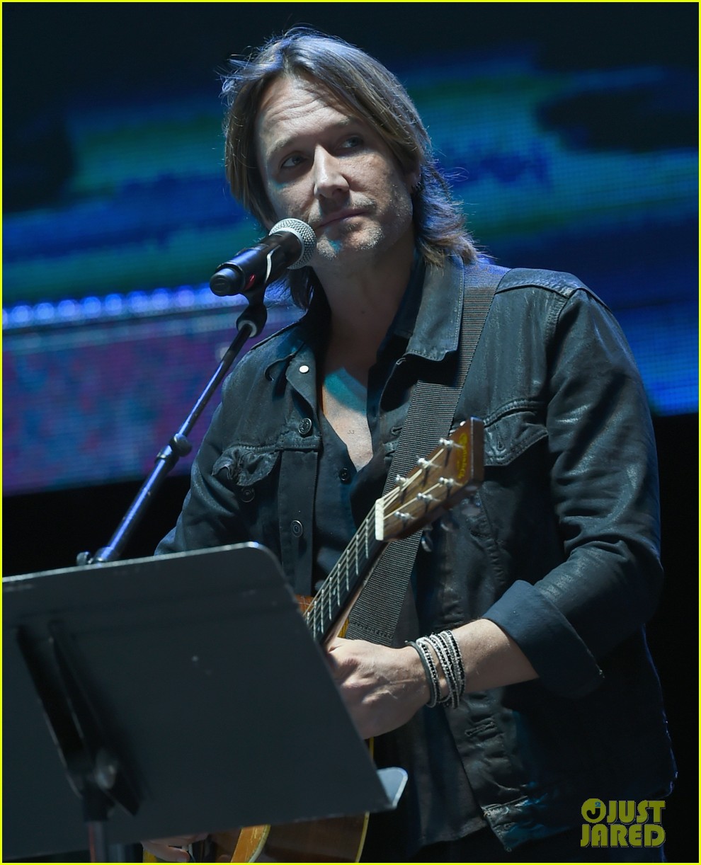 Keith Urban Pays Tribute to Las Vegas Victims at Nashville Vigil Photo(02)