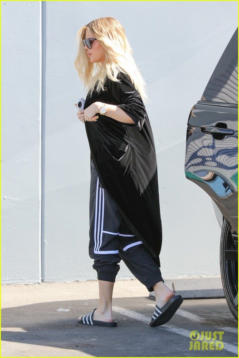 khloe kardashian holds clothes over baby bump to cover up 013970668