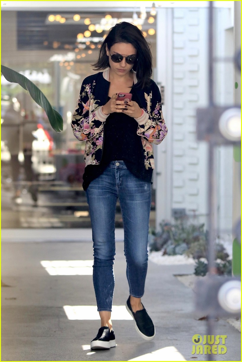 mila kunis stops by the salon to freshen up 013972974
