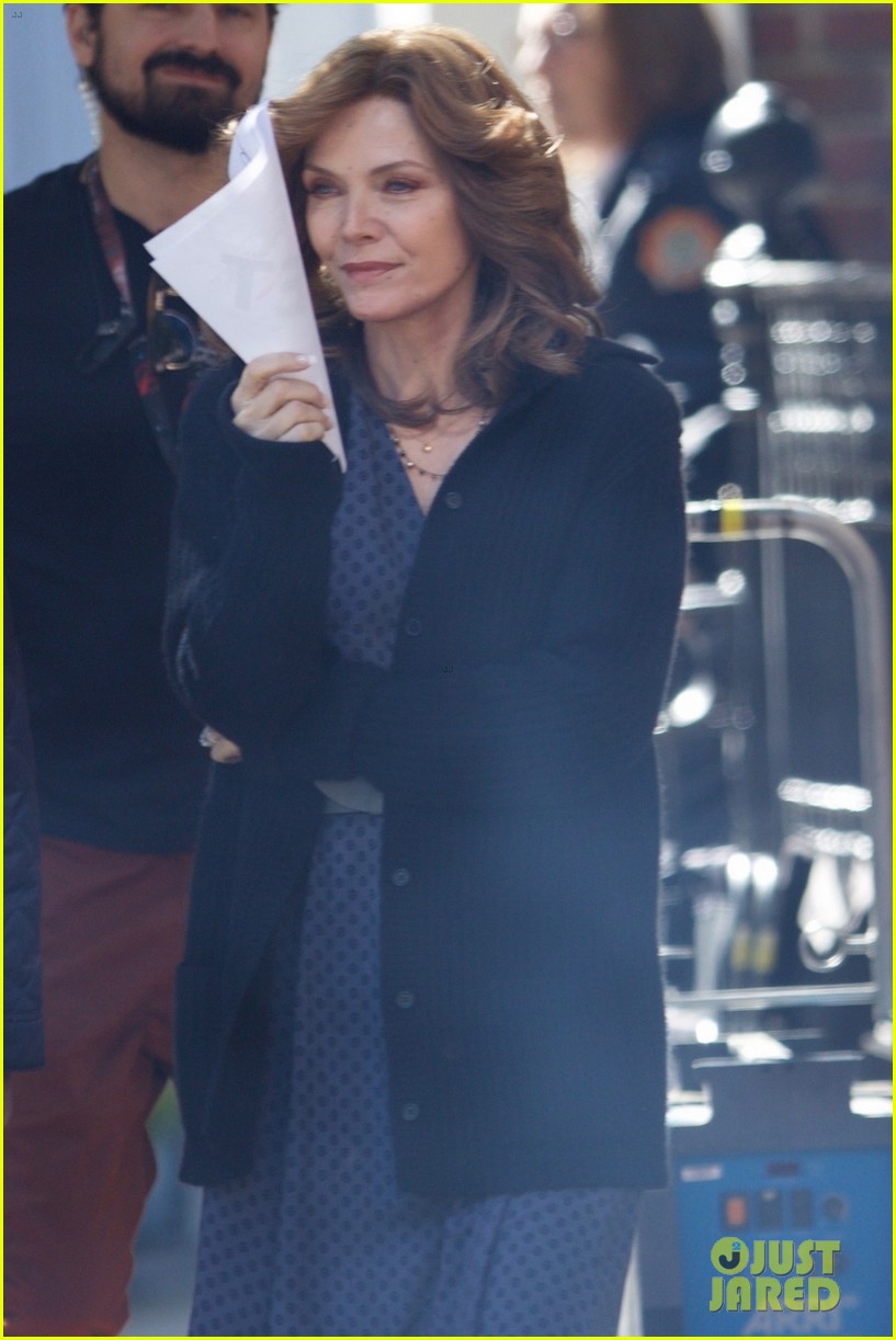 michelle pfeiffer spotted on ant man set first time 02