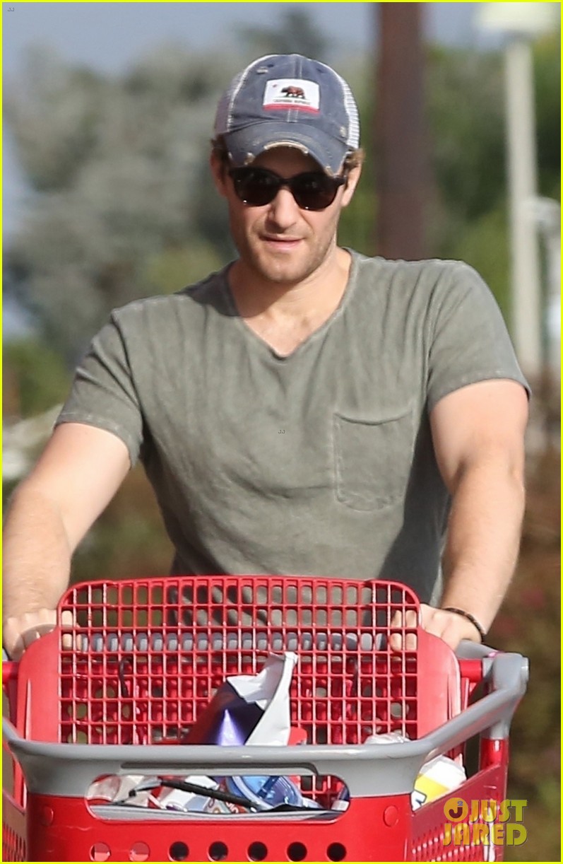 matthew morrison very pregnant wife renee go shopping in hollywood 043968330