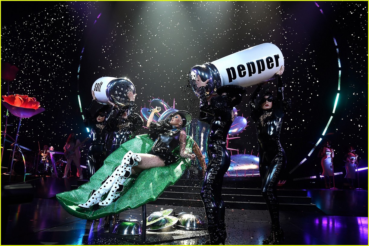katy perry gets stuck in the air during her concert 143975418