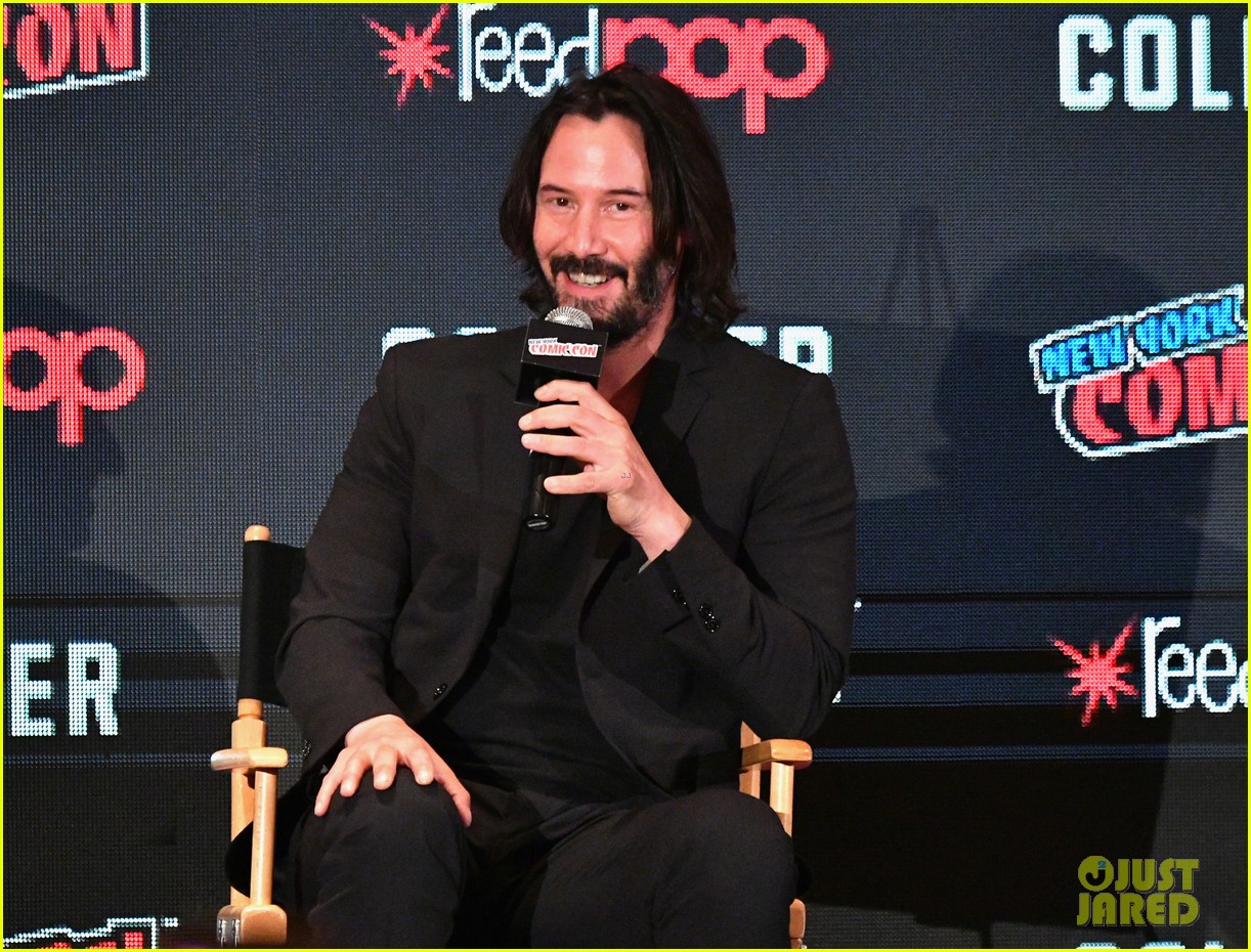keanu reeves debuts first trailer for replicas at new york comic con 2017 013968939