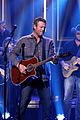 jimmy fallon serenades blake shelton with ill name the dogs on tonight show 03
