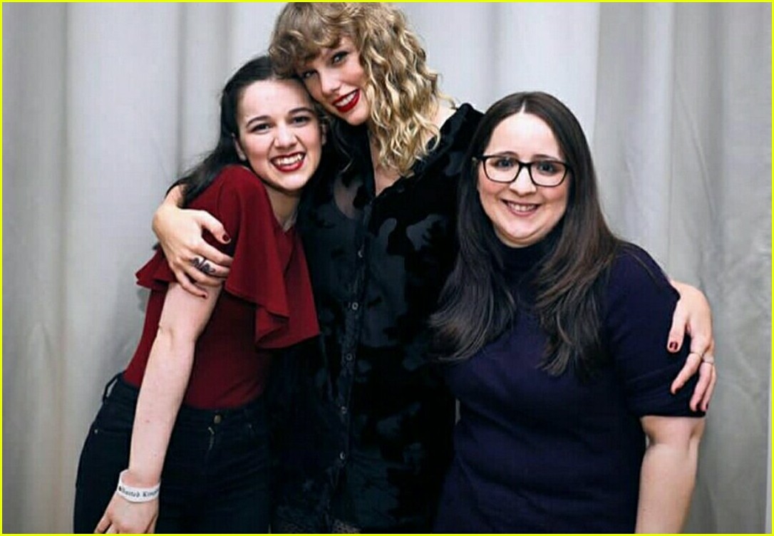 taylor swift fans share photos from london secret sessions 073972778