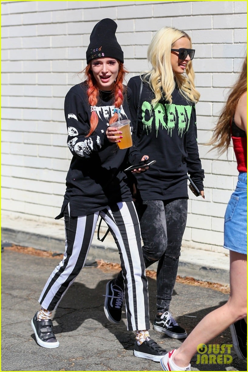 Bella Thorne & YouTuber Tana Mongeau Share PreBirthday Kiss Photo(02)