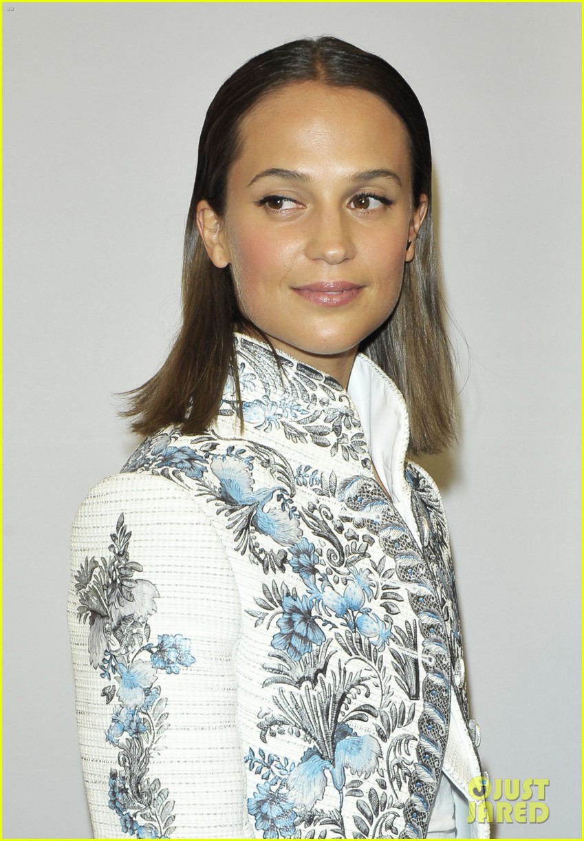 alicia vikander wears wedding ring for first official appearance newlywed 043978562