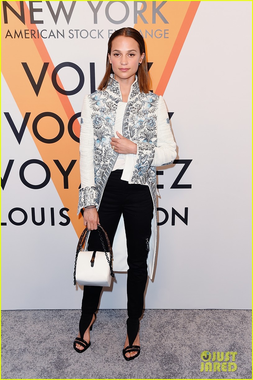 Alicia Vikander Wears Her Wedding Ring for First Official Appearance as(02)