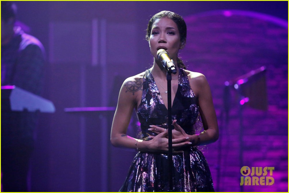 jhene aiko performs while were young on late night 02