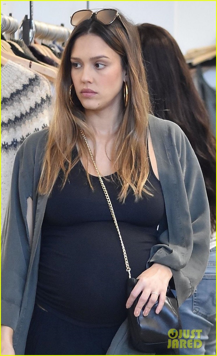 jessica alba shows off her major baby bump at lunch 04